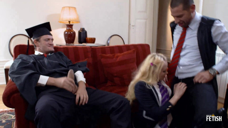 Family Role Playing: Sarışın öğrenci mezuniyette sert çifte sikişiyor