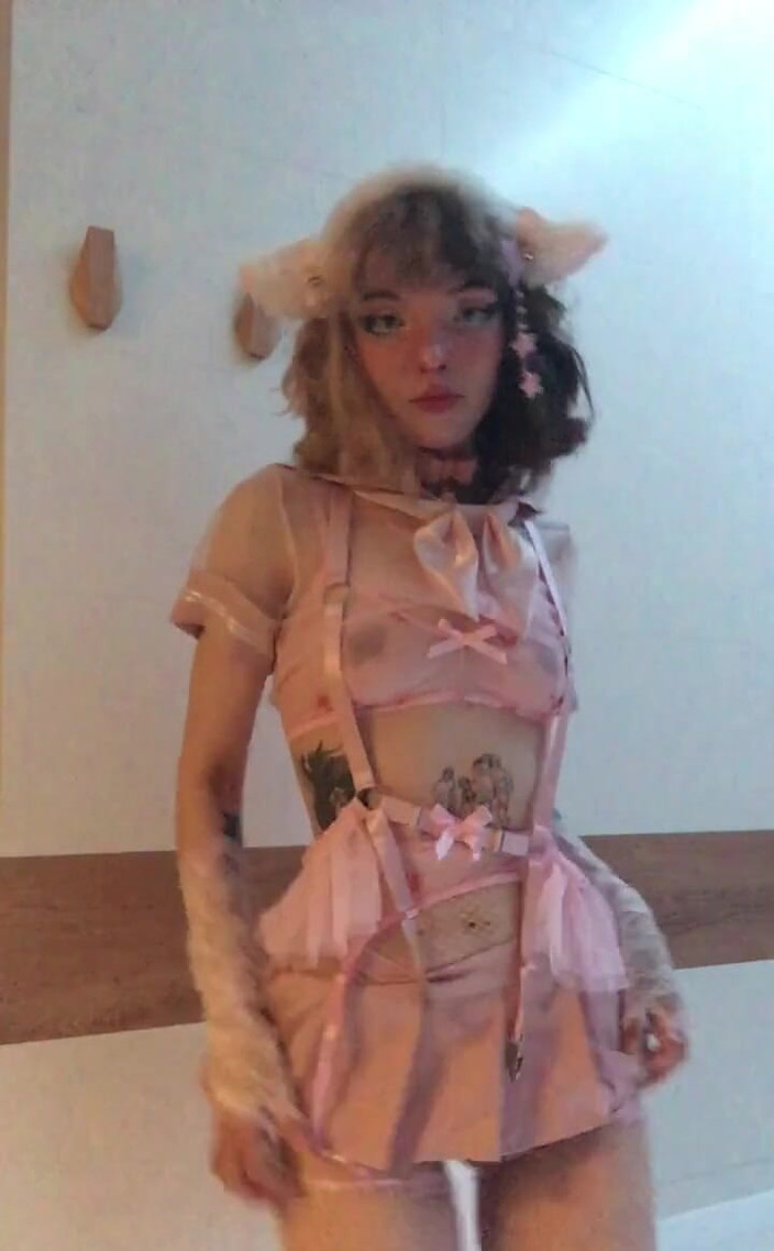 Soft Vulgar: Ragazza carina che balla in lingerie rosa