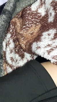 当我的继母在打扫公寓时，我看着她并自慰
