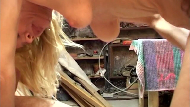 Real Home Made: Bella bionda in gangbang da scambisti