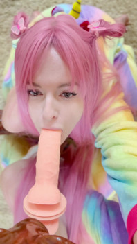 我正在练习吞下假阳具上的精液。