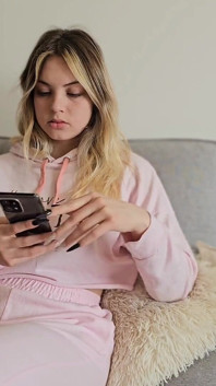 Кінчай до сусідки на 4-му поверсі, вона попросила у мене Wi-Fi, вона залишила повну кремпаю.