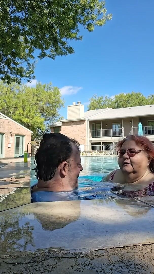 BBW nurse Vicki adventures with friends: İri Güzel Çift Havuzu Öpmeyi Seviyor!