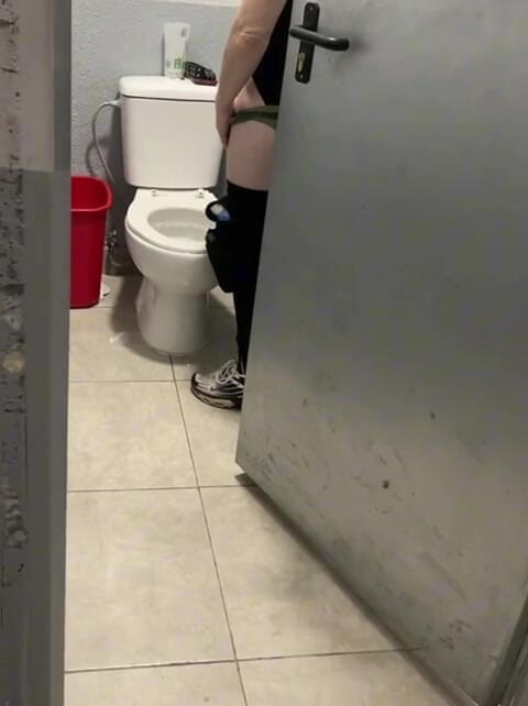 AmateurBoysPissing: Chłopiec Otwiera Kabinę I Przyłapuje Przyjaciela