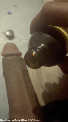 Big black cock BBCee: Lubrificando meu pau se masturbando