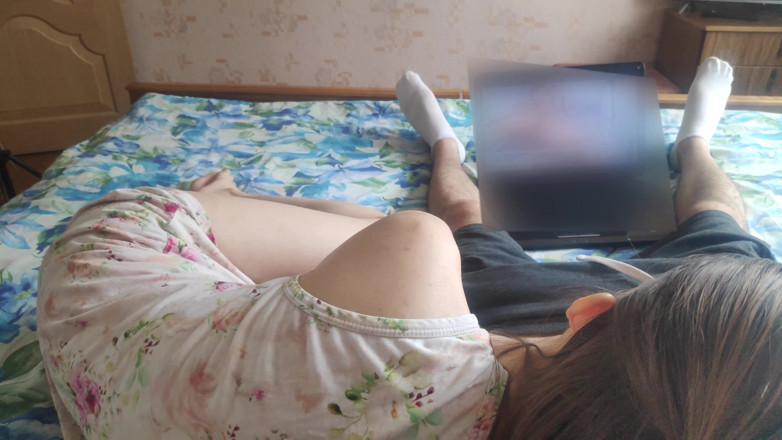 Sasha Green: Мастурбирует и сосет хуй сводному брату во время просмотра порно