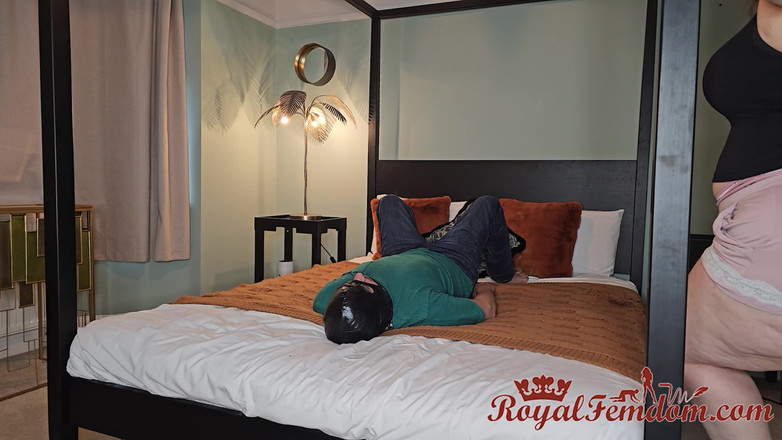 Royal Femdom: Adik tiri gassy duduk muka dan kentut dalam mulut 1