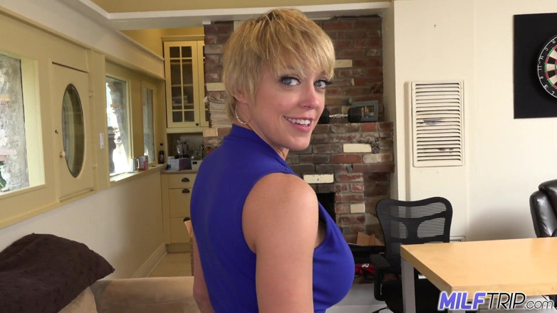 MILF Trip: Bystiga blonda milf Dee Williams med en fantastisk kropp knullar...
