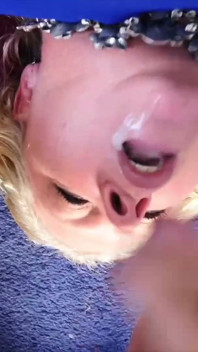 老熟女 bbw rimms 和吹她的方式达到顶部