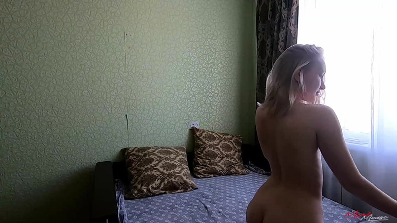 Meri-Mouse: Dança striptease e pede para foder sua buceta