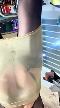 Sexy transgender gouden korset lingerie buiten