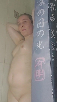 Naken MILf tar ett bad