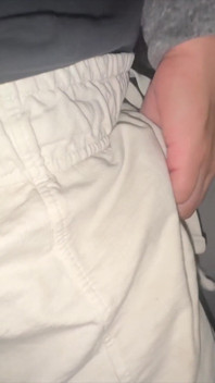 Onbekende vrouw raakt de lul van een vreemde aan
