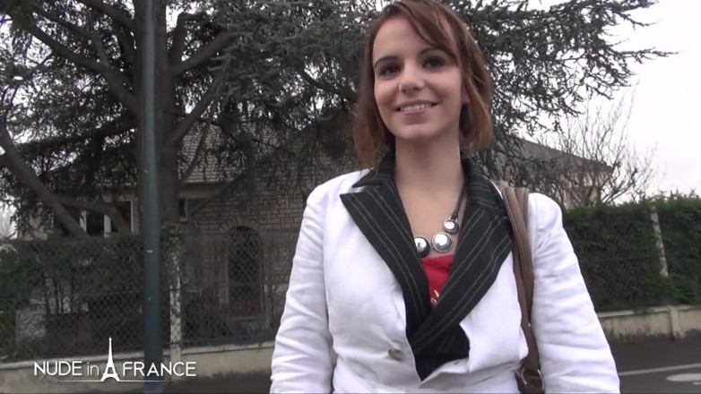 Nude in France: Casting porno salvaje de una joven camarera Alyzee de 23 años