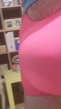 Roze uitpuilende wandeling in huis