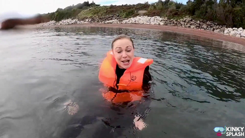 UKCuteGirl: Strak vastgebonden en vrij zwevend - sexy wetsuit life jacket test