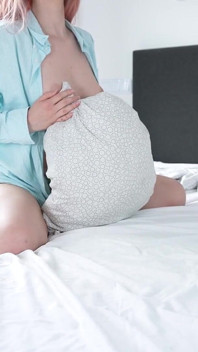 Hrbání polštáře v tátově košili
