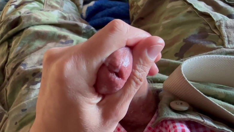 Gay Soldier Stuff: Soldatul armatei se masturbează purtând boxerii roșii și albi ai lui...