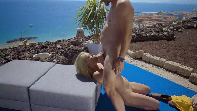 Deutschland Porno X: Крошка с огромными сиськами обожает трахаться на улице с камшотом