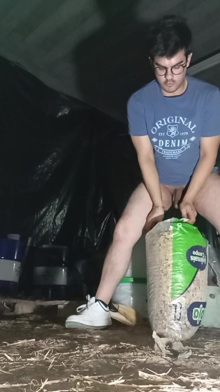 A large Portuguese dick: गोदाम में हैंडजॉब