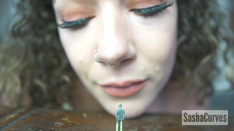 Sasha Curves: Giantess próbuje nowego małego suplementu zdrowotnego