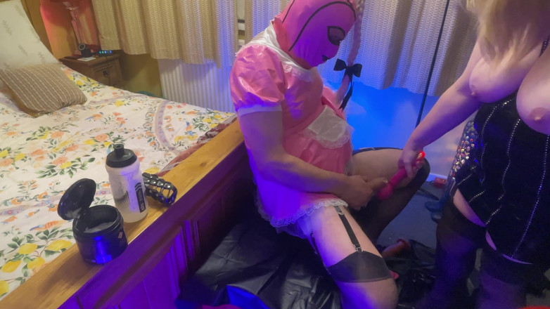 Jenna Blue: Jenna深深地抽插大屁股娘腔女仆Tiffany...她真是个荡妇！