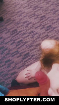 Mezirasový bezpečnostní důstojník disciplinuje dospívající zlodějku Dolly Leigh