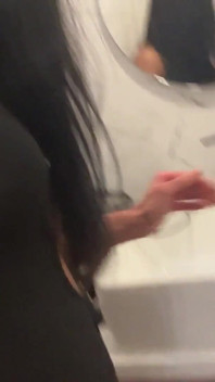 Femdom podcast vertrappen - ik ga uit en neuk andere jongens terwijl de idioot het appartement schoon maakt en de kleren strijkt. Hahaha.