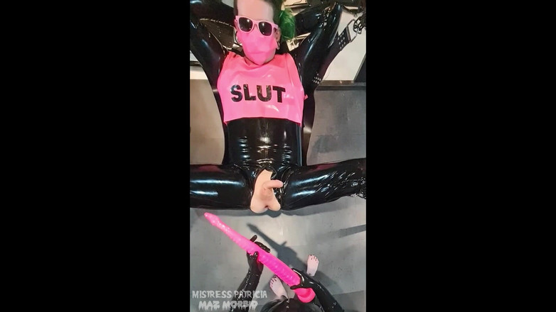 KinkyFemdomTV: 26 minut podwójnego fistingu analnego i treningu głębi z mistress...