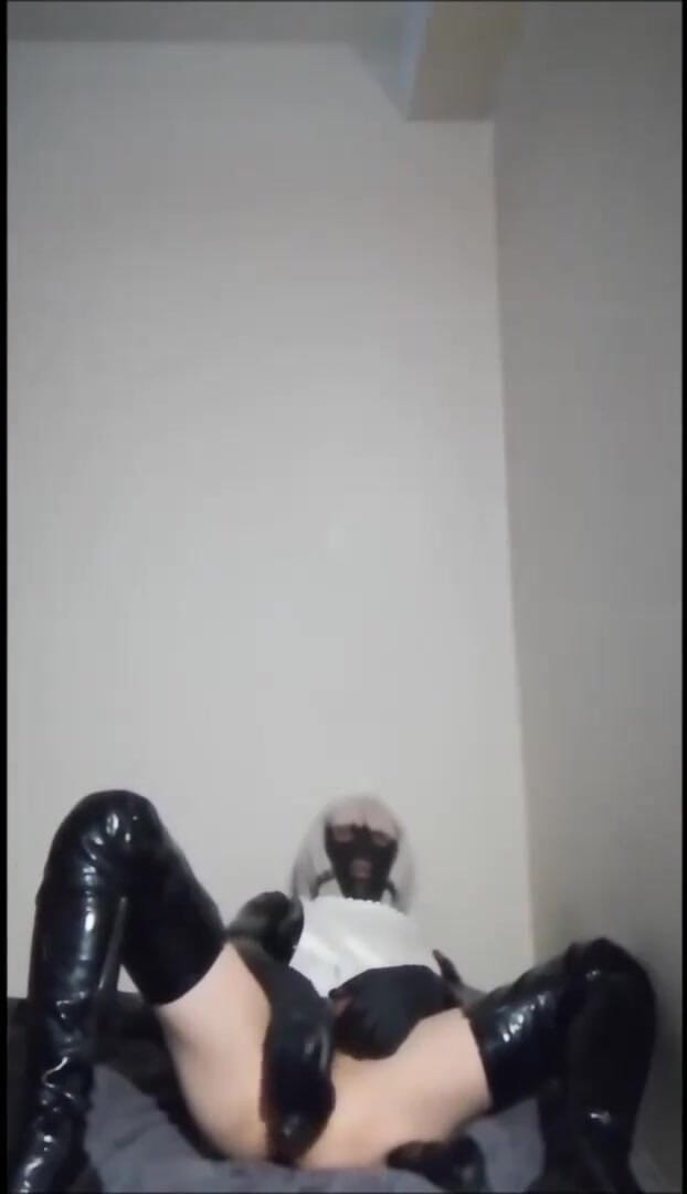 Rita anal rubberdoll: Mucama entrenando puño.