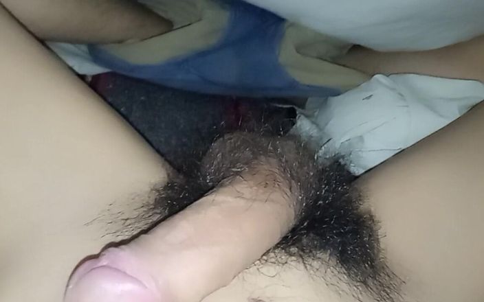 WolfGV: Garoto masturbando seu pau grande e peludo