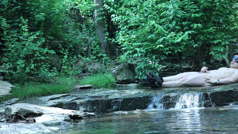 barenakedboy: 滝のそばで体を伸ばし、少しだけプライベートな時間をこっそり取ろうとしている...