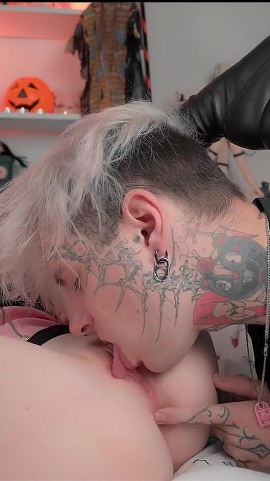 pinkloving: 하이힐 부츠를 신고 POV 풋잡을 해주는 할로윈 소녀