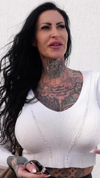 ドイツのスカウト - 巨乳熟女タトゥービッチAnna70f初めてのポルノキャスティング
