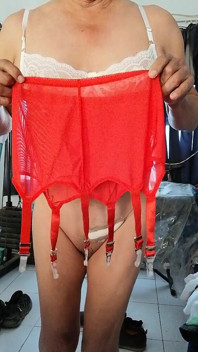 Memakai Pakaian Merah