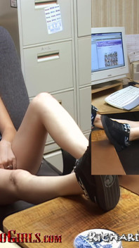 Elle Se Fait Prendre En Train De Regarder Du Porno Au Travail Et Baiser Par Son Patron