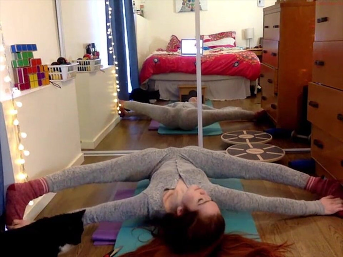 Flexilady: Extrem flexi langbeinig