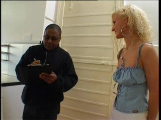 Horny Two really wet MILFs: Une MILF blonde excitée suce une bite noire en se...
