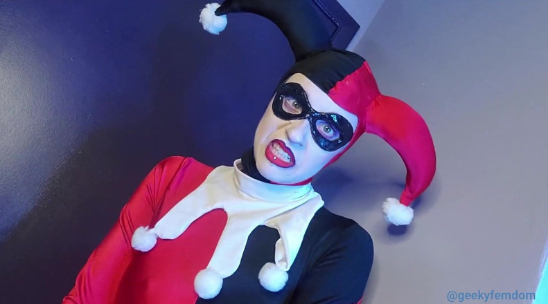 Geeky Femdom: Harley hjälper nattving