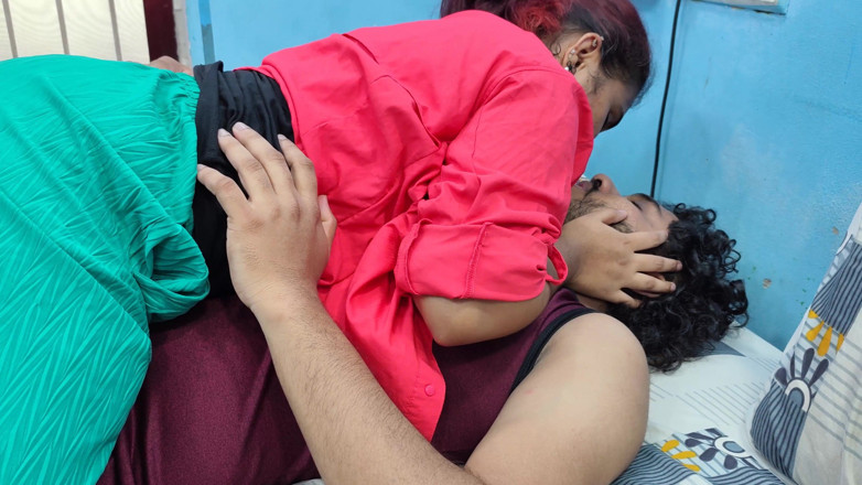 Vaigavarun45: Fată care sărută băiatul și romantism fierbinte
