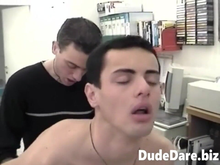 DudeDare: Brunetele excitate fac echipă pentru a umple ambele găuri, gura și...