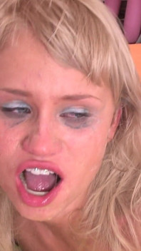 น้องสาวตัวเล็กน่าร้อนนี้คือสิ่งยั่วยวนส่วนตัวของคุณ! DeepThroat