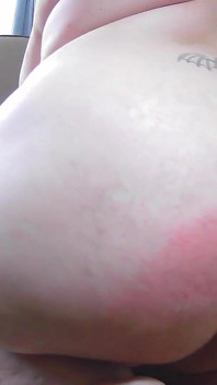Long distace la fidanzata vuole mostrare le sue unghie rosse e qualcos'altro hehe