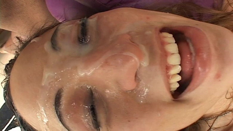 French X: 角質の女の子は、モンスターの黒いコックを吸った後、精液で覆われた顔を取得します