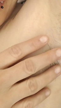 부드러운 긴 겨드랑이 털 쓰다듬기