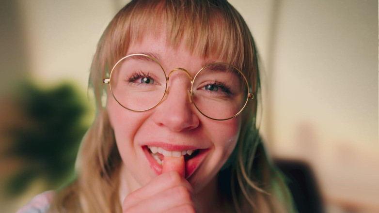 Jolie Lyon: Üvey babamın cezası olarak ofis sürtüğüyüm