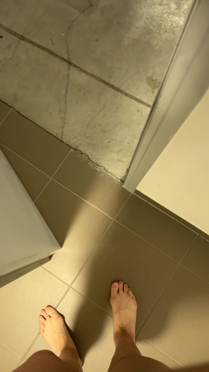 Feet: 맨발로 어디든 걷기