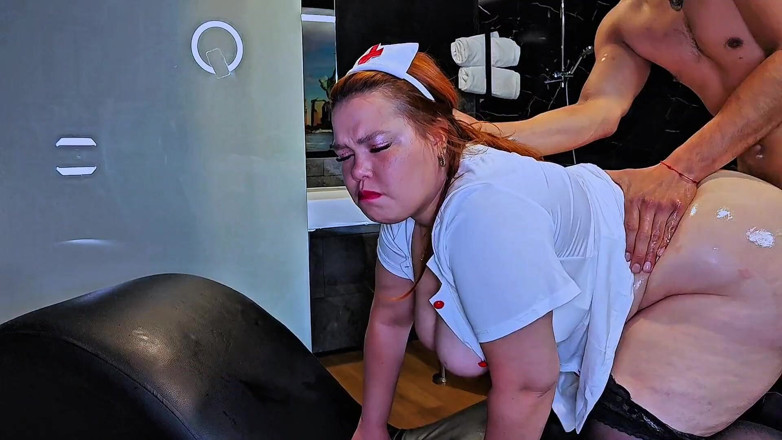 Latincurvyredhead: Enfermera pervertida se folla a su paciente cuando el médico...