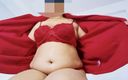 Milf Couple: Ateşli kırmızı bikni&amp;#039;de orta yaşlı seksi kadın