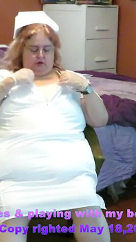 Vicki l'infirmière examen d'une nouvelle patiente à domicile et fait plus tard un strip-tease avec des gants